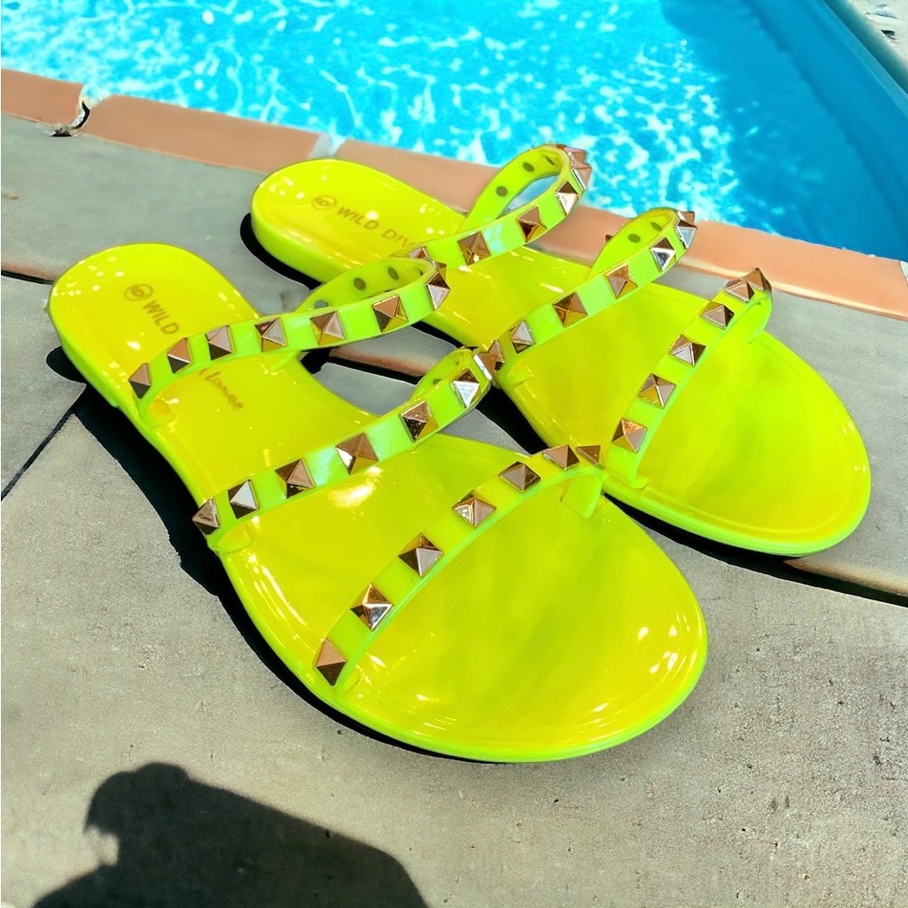 ⭐️HOST PICK⭐️ NEW Wild Diva Lounge Neon Yellow Step Into Summer Sandal Size 9